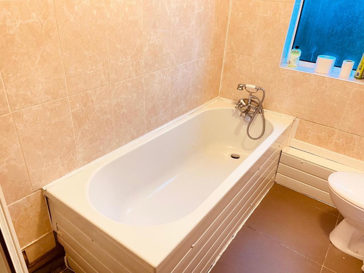 3 Bedroom Holiday House,Close To M6-Express Way To Centre Бирмингем Экстерьер фото