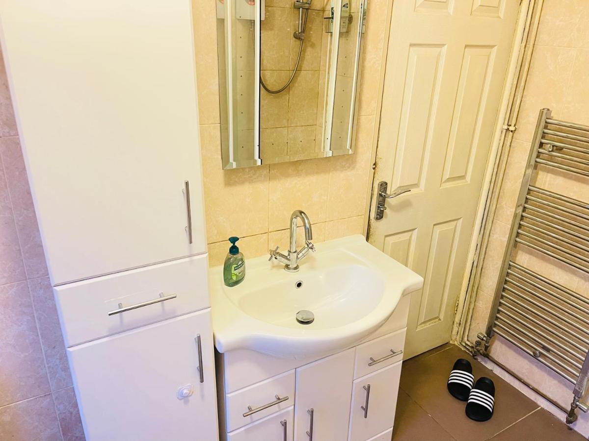 3 Bedroom Holiday House,Close To M6-Express Way To Centre Бирмингем Экстерьер фото