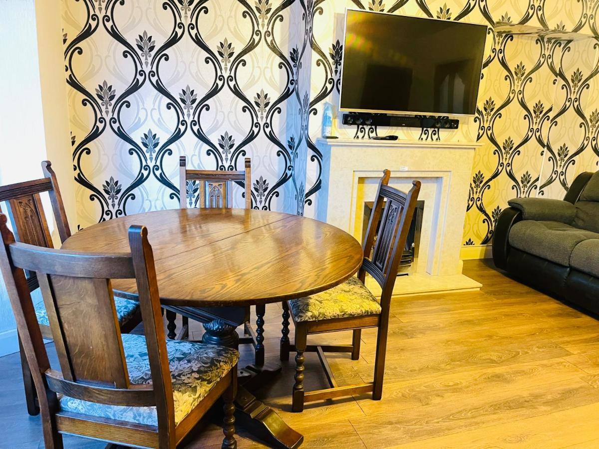 3 Bedroom Holiday House,Close To M6-Express Way To Centre Бирмингем Экстерьер фото