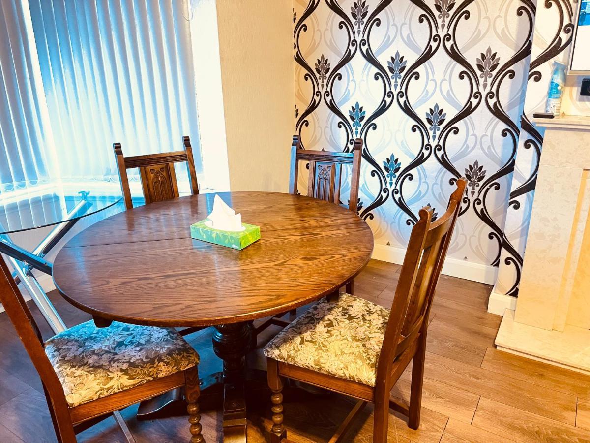 3 Bedroom Holiday House,Close To M6-Express Way To Centre Бирмингем Экстерьер фото