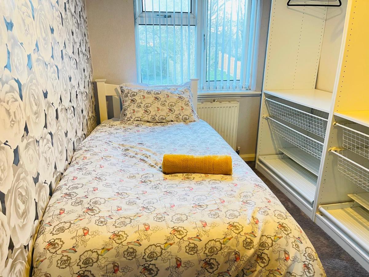 3 Bedroom Holiday House,Close To M6-Express Way To Centre Бирмингем Экстерьер фото