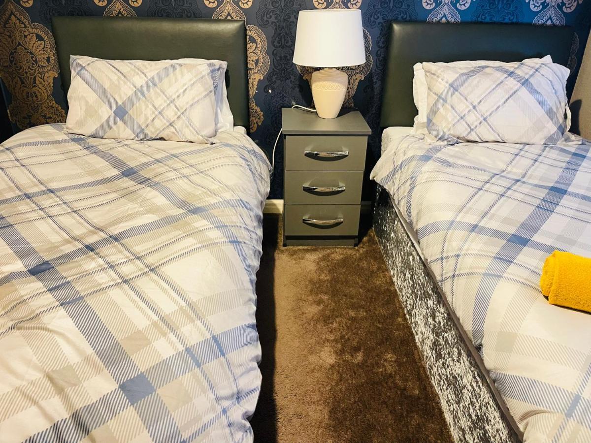 3 Bedroom Holiday House,Close To M6-Express Way To Centre Бирмингем Экстерьер фото
